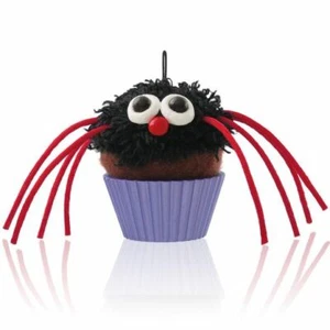 2014 Hallmark ITSY BITSY Cupcake Keepsake Ornament SPOOKY FABRIC SPIDER NEW! - Picture 1 of 2