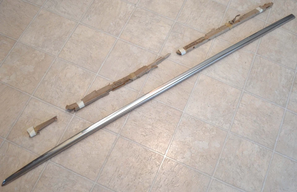 Ford Custom Deluxe 1949-1950 2 puertas cuarto trasero derecho moldura carrocería OEM nuevo de lote original Foto 1 de 4