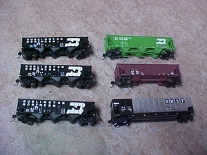N Scale BURLINGTON NORTHERN #BN  HOPPERS 3 BAY WITH COAL LOAD - knuckles - Bild 1 von 11