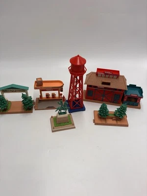 Lote de placas de estátua vintage 1999 Tonka Town Trees posto de gasolina casa de resgate mentores - Imagem 1 de 4