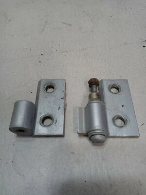 1999 BMW 540i ЛЕВАЯ ЗАДНЯЯ ДВЕРЬ ВЕРХНЯЯ НИЖНЯЯ ПОДДЕРЖКА ПЕТЛИ CC017 - Изображение 1 из 3