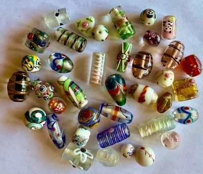 38 cuentas vintage BLANCO TRANSPARENTE Y MULTICOLOR Destash sopa de pollo 9 mm - 26,5 mm T Foto 1 de 2