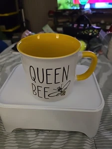 Weiß/gelbe Bienenkönigin weiß mit schwarzem Schriftzug übergroßer Kaffee Tee Becher - Bild 1 von 4
