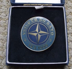 1999 NATO Compass Logo Military Defense Pact Czech Republic Boxed Pin Medal - Picture 1 of 6