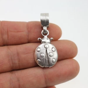 Marienkäfer Glücksbringer Glück Käfer Anhänger  2,0 x 2,5 cm Metall Antik Silber - Picture 1 of 3