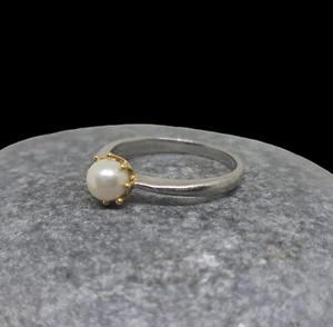 Anillo único artesanal de perlas de 5 mm de platino 900 y oro amarillo de 18 quilates - Imagen 1 de 11