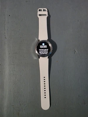 Samsung Galaxy Watch 4 Classic 42mm GPS prata com pulseira branca - Imagem 1 de 2