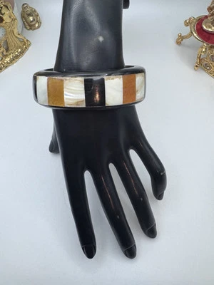 Pulseira estilo pulseira de madeira com seções incrustadas de materiais variados. - Imagem 1 de 4