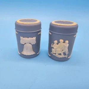 VTG plastic Bicentennial Theme Faux Wedgewood Salt and Pepper Shaker Set - Picture 1 of 6