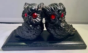 Coppia statuine gufo nero carbone occhi rossi gotico decorazione Halloween ceramica vintage - Foto 1 di 10