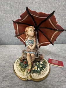Figura de niña en tronco La Medea Capodimonte con paraguas Italia - Imagen 1 de 12