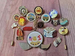Vintage Menge Elche 16 Pins und Schlüsselanhänger - Bild 1 von 9