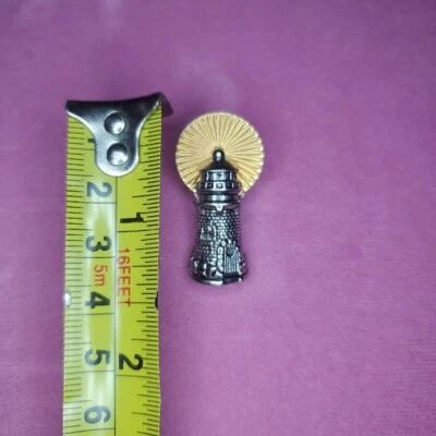 Pin de solapa de faro Avon tono dorado y plateado Foto 1 de 4