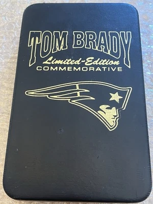 Tom Brady 2001 edición limitada imágenes auténticas placa/tarjeta dorada Foto 1 de 4