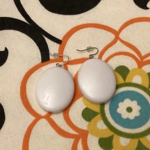 Stunning Vintage Estate Large White Oval Acrylic Dangle Fishhook Earrings - Picture 1 of 13