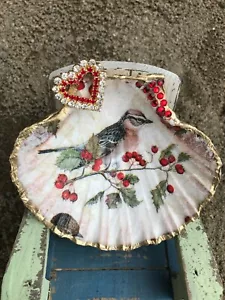 Broche vintage decoupaged con anillo de caparazón de mar pájaro embellecido en forma de corazón - Imagen 1 de 2