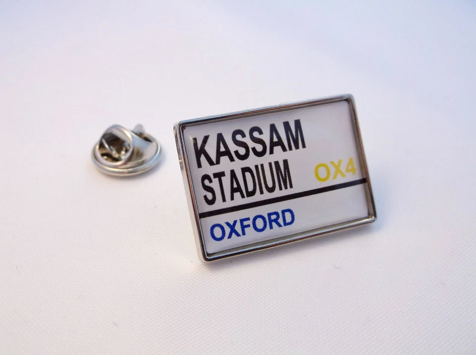 OXFORD STADIUM ROAD STREET SIGN LAPEL PIN BADGE GIFT - Image 1 of 1