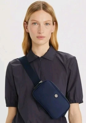 Bolso Cinturón Tory Burch Virginia Nylon Azul Marino y Plateado Nuevo con Etiquetas Precio de venta sugerido por el fabricante $168 Foto 1 de 4