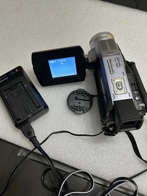 Panasonic PV-DV102D Mini DV SD Video Camcorder 700x Digital Zoom w/ Charger - Image 1 of 4
