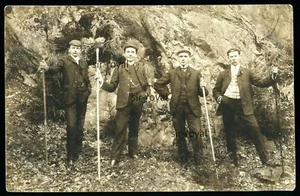 Giovane escursionista con bastoncini da trekking - 1900 1910 escursione in montagna - cartolina fotografica 14 x 9 cm - Foto 1 di 2