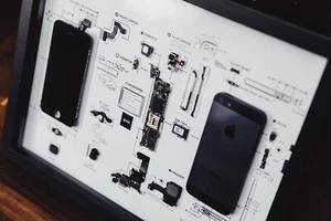 iPhone Teardown Art,Framed iPhone 5 Disassembled,Wall Decor, Gift for Him. - Picture 1 of 6