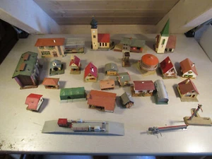 26x Faller u.a. Kirche Bahnhof Haus Lagerhalle Bahnschranke Signal usw. H0 - Bild 1 von 9