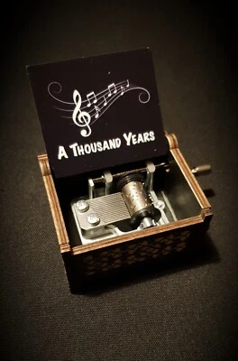 Boîte à musique en bois Film Twilight - A thousand years - Personnalisable - Photo 1/3