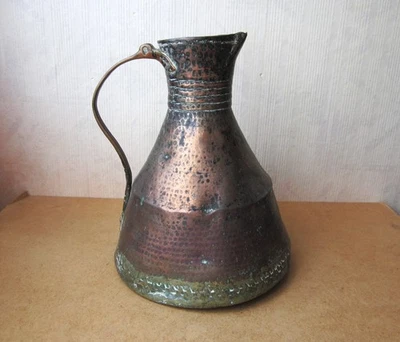 Ancien broc pichet ou pot à eau en cuivre martelé XVIIIe siècle - Photo 1/4