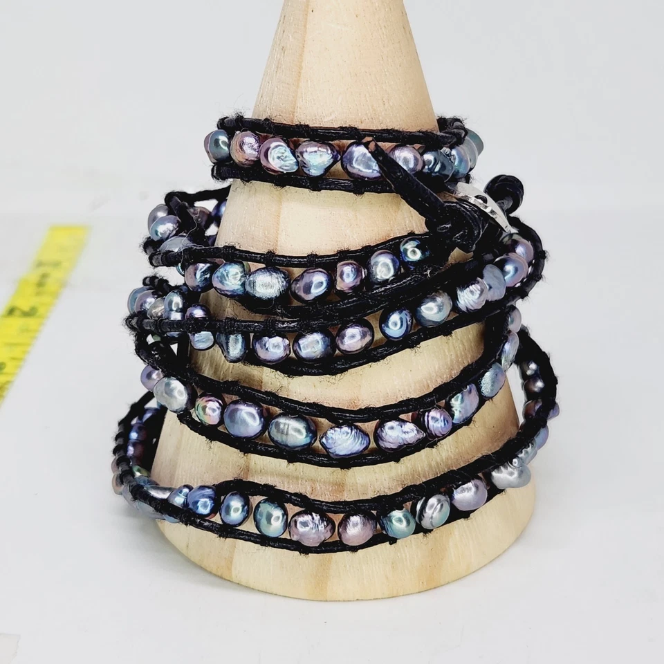 Brazalete envolvente de perlas de pavo real de agua dulce genuino de cuero negro 32" Foto 1 de 4