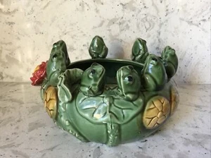 Vintage Majolika 8 sitzende Frösche auf Lilly Pad Schüssel Übertopf Keramik Glasur 7”x 4” - Bild 1 von 8