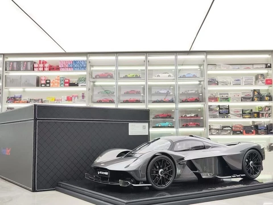 Aston Martin Valkyrie (Full Carbon Fiber) [Fronti-Art] 1:8 scale - Image 1 of 4