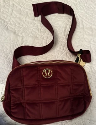 Nuevo con etiquetas Bolso Cinturón Lululemon Everywhere 1L Acolchado Terciopelo Vino Baya/Dorado Foto 1 de 4