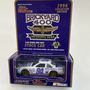 Coche fundido a presión #94 Brickyard 400 carrera inaugural 1994 escala 1:64 nuevo en paquete - Imagen 1 de 2