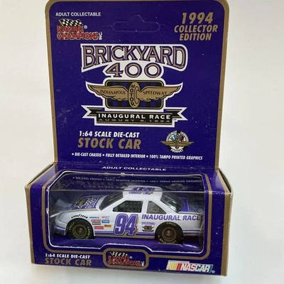 Coche fundido a presión #94 Brickyard 400 carrera inaugural 1994 escala 1:64 nuevo en paquete Foto 1 de 2