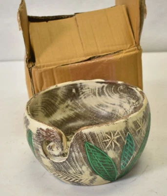 Tazón de almacenamiento de hilo de aspecto antiguo hecho a mano para tejer y tejer hojas Foto 1 de 4