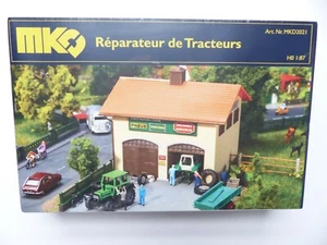 MKD 2021 MAQUETTE DECOR A MONTER REPARATEUR DE TRACTEURS - ECHELLE HO
