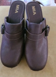 Mia Clogs Leder braun Nieten mit Schnalle 3,5" Absatz Größe 8,5M EUC Y2k Vintage - Bild 1 von 6