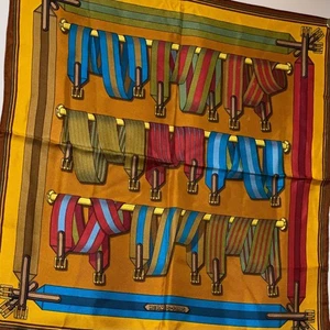 Bufanda de seda HERMES Petit Carré Les Sangles patrón de cinturón 43x43 cm - Imagen 1 de 6