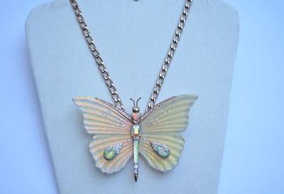 ENORME Collar Betsey Johnson Flutterby Iridiscente Cristal Mariposa Ópalo Foto 1 de 4