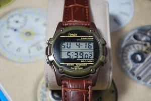 Reloj digital TIMEX Indiglo para hombre usado - Imagen 1 de 10