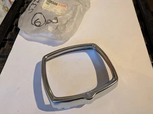 Cerchio faro NOS originale Yamaha 3E1-84115-10 V50 V70 V80 - Foto 1 di 4
