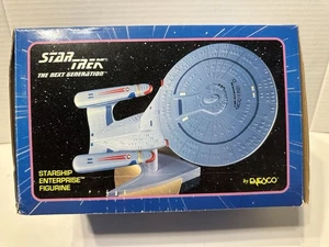 Modelo USS Enterprise NCC-1701-D completado con soporte base comunicador dorado - Imagen 1 de 9