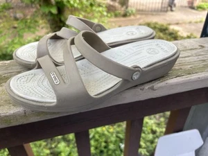Crocs Patricia Damen-Slipper Keilsandalen Größe 7 hellbraune Riemchen - Bild 1 von 7