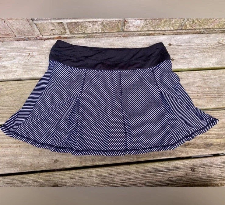 Mini falda plisada Kyodan a rayas blancas y negras para mujer talla mediana Foto 1 de 4