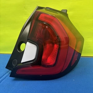 OEM | Luz trasera exterior LED GMC Terrain 2020-2023 (probada por el pasajero derecho) - Imagen 1 de 5