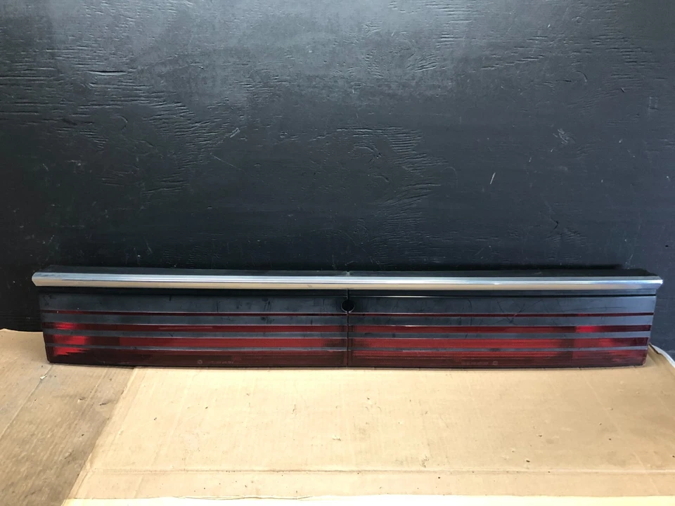 Chrysler LeBaron 1987-1992 convertible panel de luz trasera central moldura D9206 DG1 Foto 1 de 4