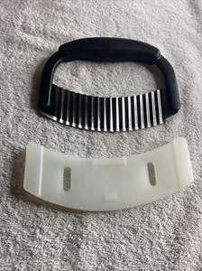 Pampered Chef Crinkle Cutter & Blade Guard - Picture 1 of 13