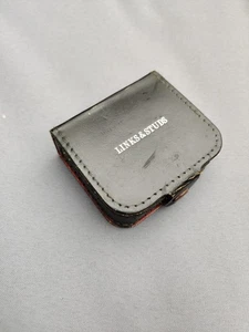 Caja de almacenamiento vintage de cuero negro con tachuelas y eslabones forro rojo  - Imagen 1 de 8