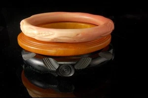 3 VINTAGE CARVED BLACK BUTTERSCOTCH PINK BAKELITE BANGLE BRACELET  MR - Picture 1 of 6