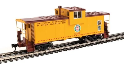 Walthers 910-8715 HO DM&IR International Extended Wide-Vision Caboose RTR #C-228 - Image 1 of 4